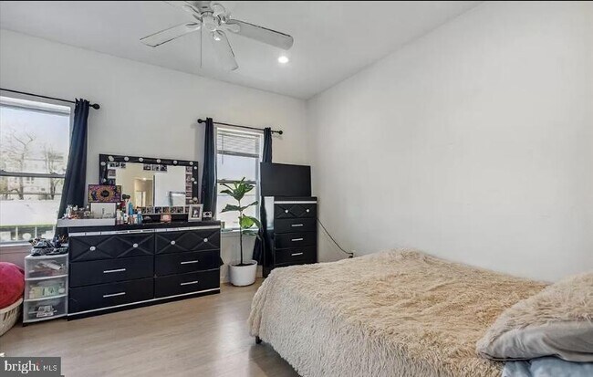 Building Photo - 2606 W Girard Ave