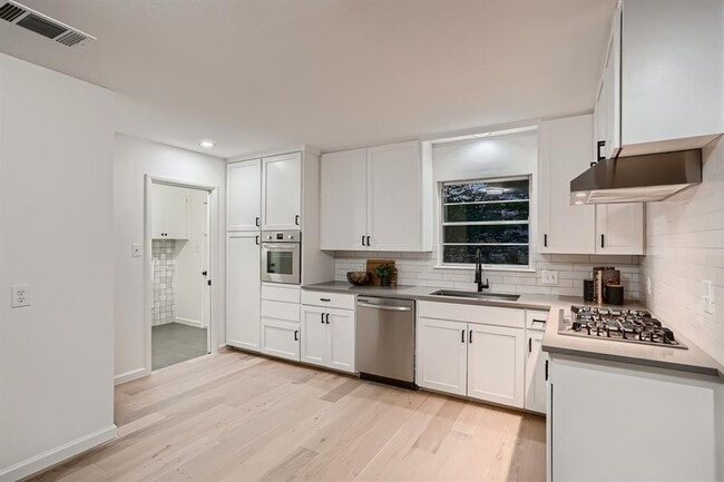 Building Photo - 5325 Western Hills Dr