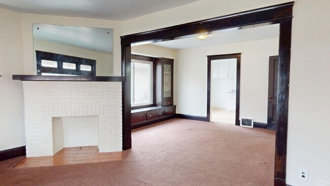 Building Photo - 2 bedroom/1 bath (upper unit)- 1ST MONTH FREE IF LEASE SIGNED BY 10/15