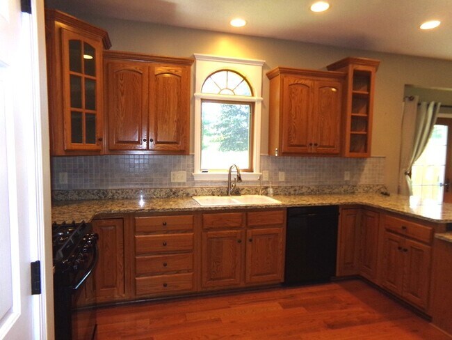 Building Photo - Beautiful 3 Bed 3.5 Bath Xenia Home!