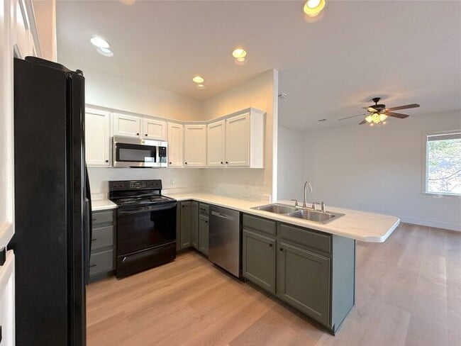 Building Photo - 3 Bed, 2 Bath, 2 Car garage Duplex Unit