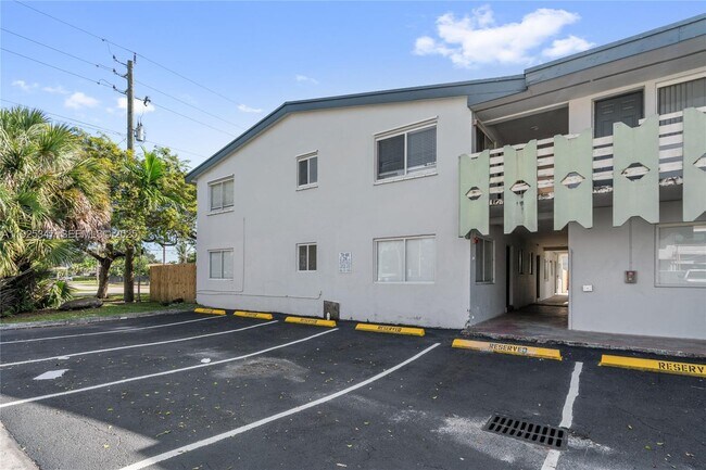 Building Photo - 980 NE 170th St