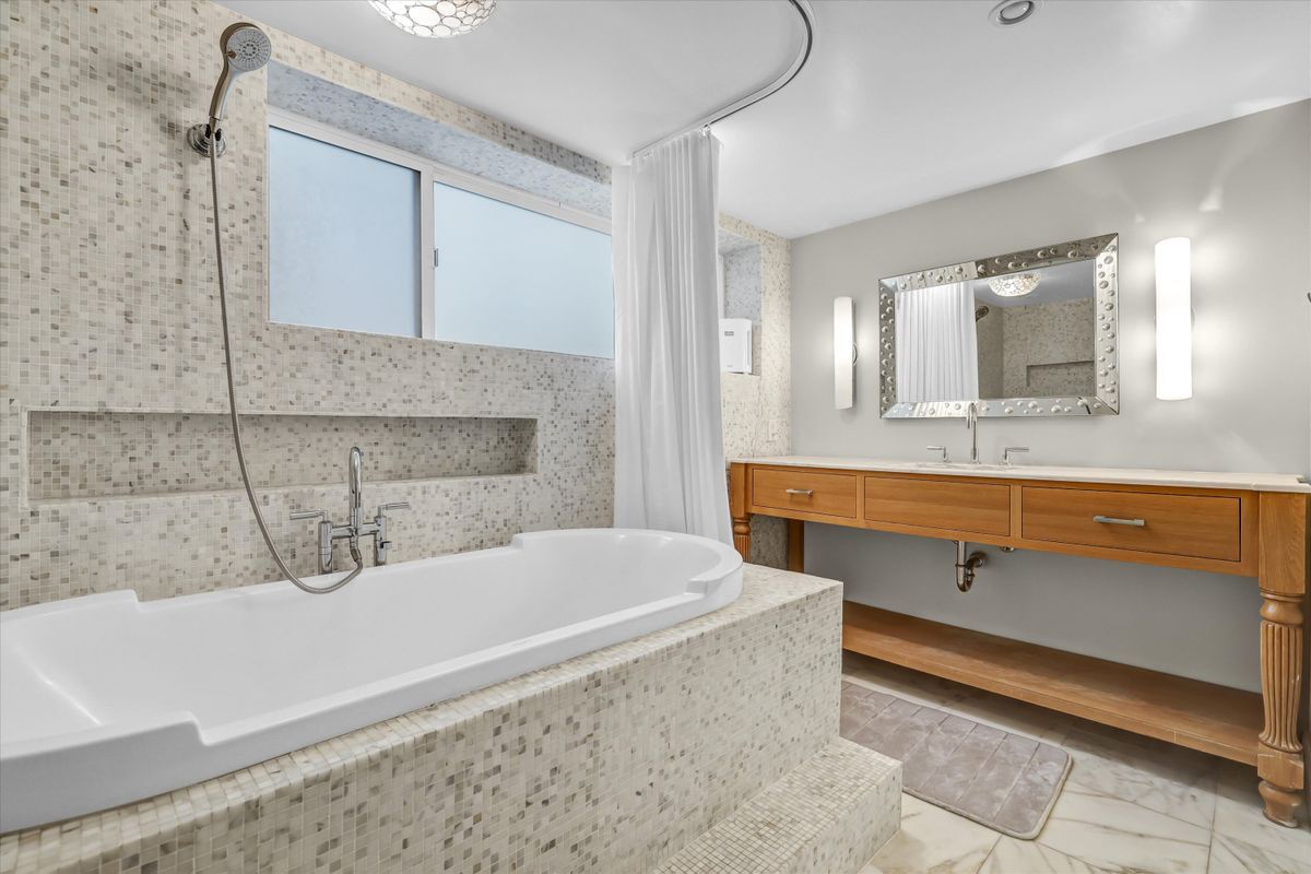 Building Photo - 2740 Highland Way