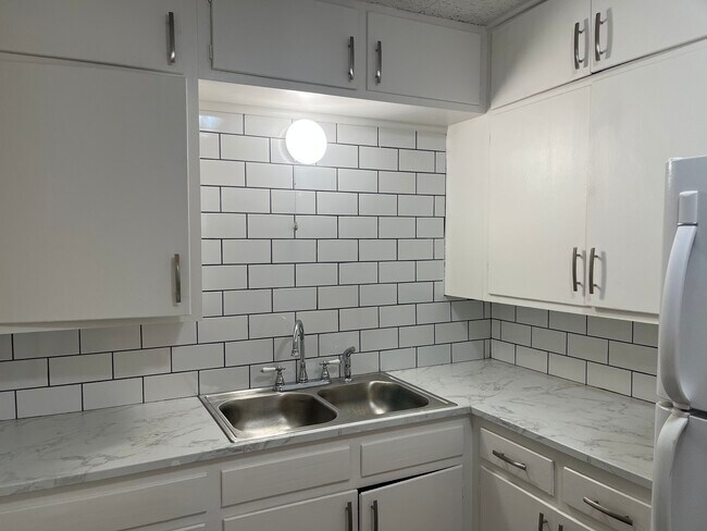 Building Photo - 125 S Milton St