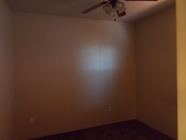 Building Photo - 4 Bedroom Home