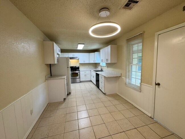 Building Photo - Beautifully updated, 3 bed 2 bath home in Moore, ready for move in! New granite, paint and fixtures!