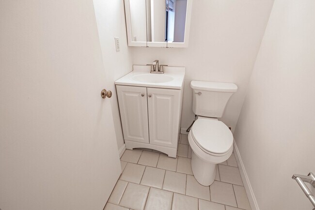 Building Photo - 100 High St