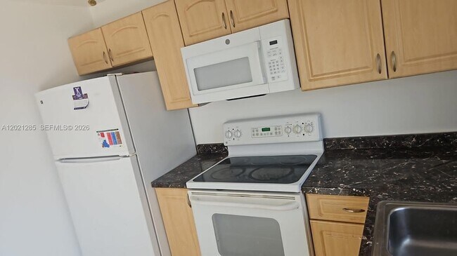 Building Photo - 5300 NW 18th Ct