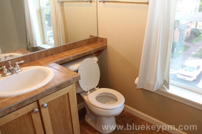 Building Photo - 2 Bed, 2.5 Bath Townhome at Woodhaven Crossing in Sherwood