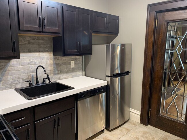 Building Photo - 827 S Braddock Ave