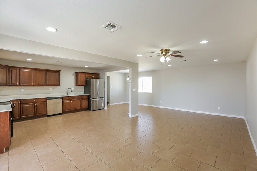 Building Photo - 6017 W Orange Dr