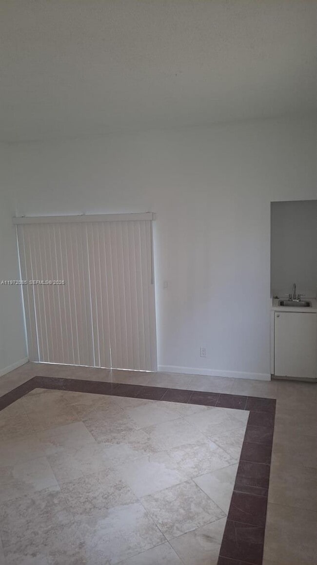 Building Photo - 2544 Riverside Dr