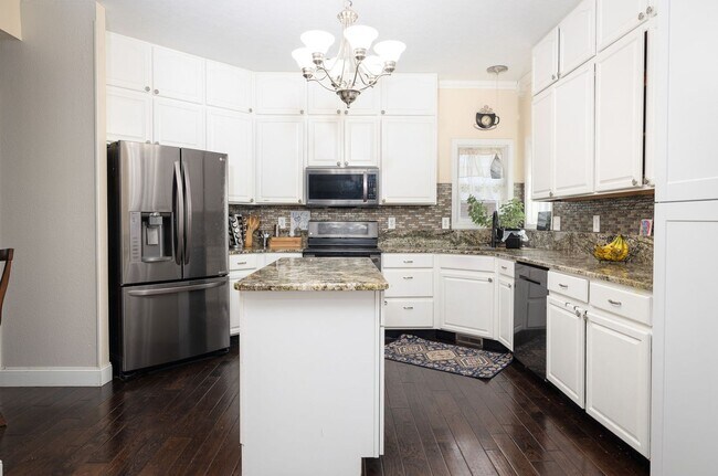 Building Photo - 4Bd/3.5Ba Home Available