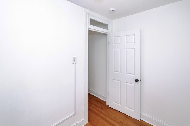 Building Photo - 314 14th Pl NE