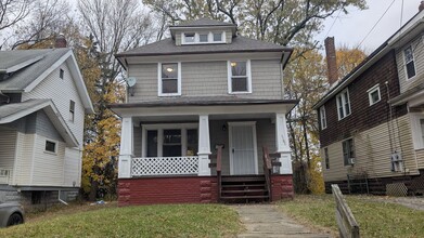 Building Photo - Welcome to this charming 3-bedroom, 1-bathroom home located in the heart of Akron