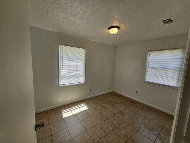 Building Photo - Moss Point 2 Bedroom