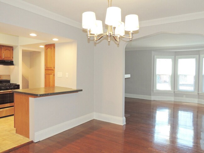 Building Photo - 3 Bedroom & 1 Full Bathroom Colonial for Rent!