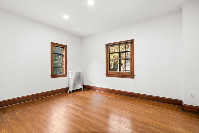 Building Photo - 3 Bed 2.5 Bath - Chevy Chase Colonial - Mo...