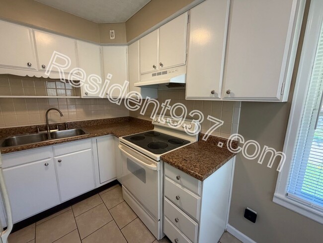 Building Photo - 3 Bed 1 Bath Home