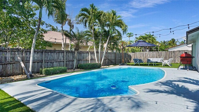 Building Photo - 16887 Royal Poinciana Dr