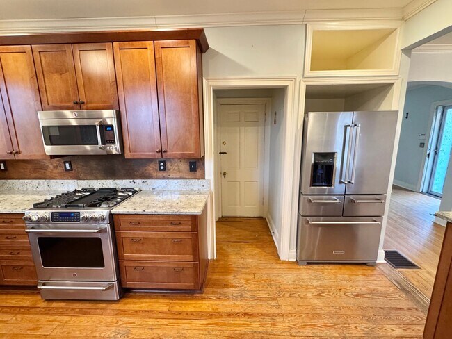 Building Photo - 5 Bedroom Home Between 12 South and Oak Hill