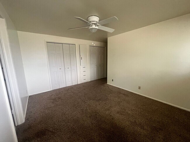 Building Photo - Light, bright, & Move- In ready with ultimate flexibility!