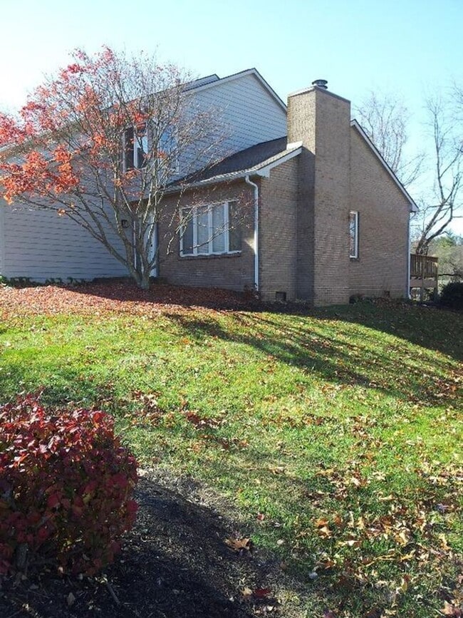 Building Photo - Woods Edge End Town Home with 2 Car Garage - Rent TBD
