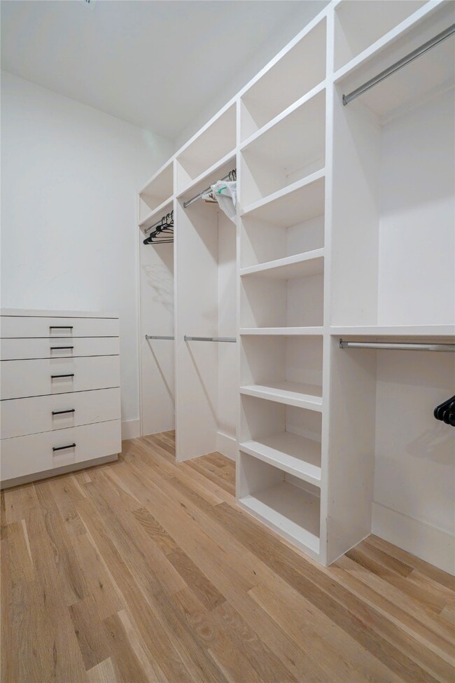 Building Photo - 709 Memorial Heights Dr