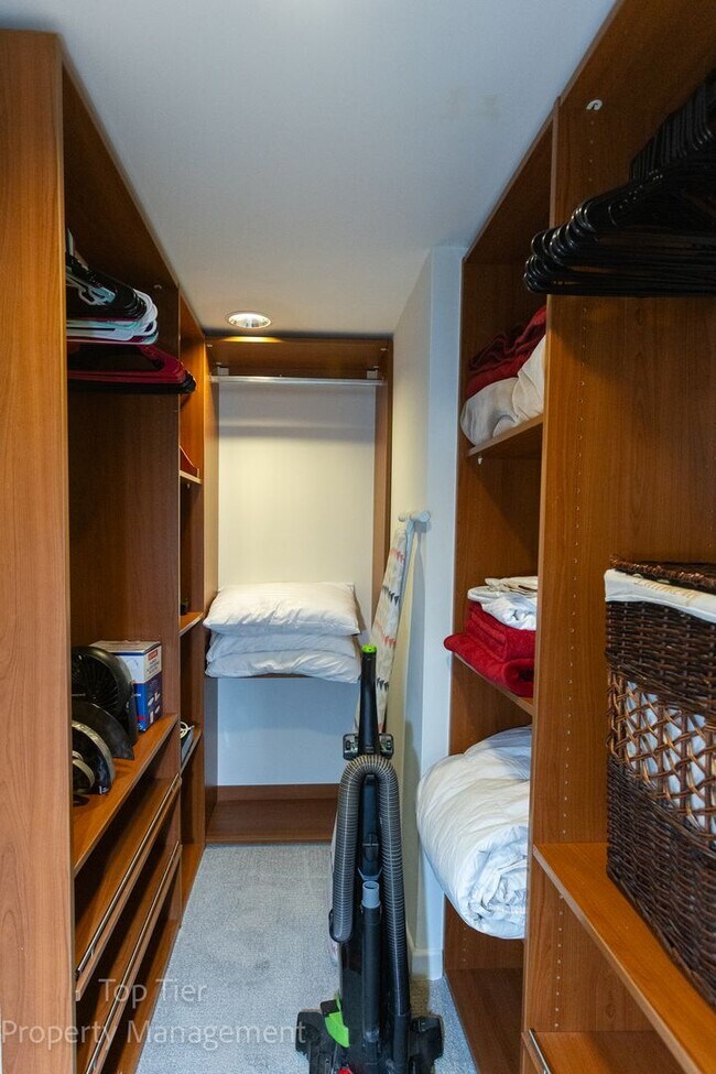 Building Photo - 2-bed, 2-bath 972sqft condo, walking distance to beach in Carlsbad Village, literally one block o...