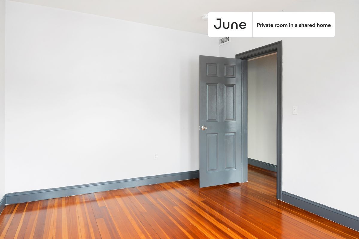 Building Photo - Private bedroom in 4 bed/2 bath Home