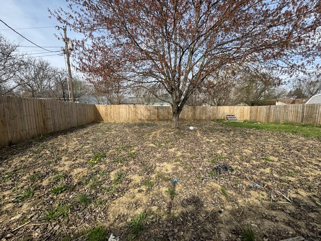 Building Photo - 2205 Versailles Dr