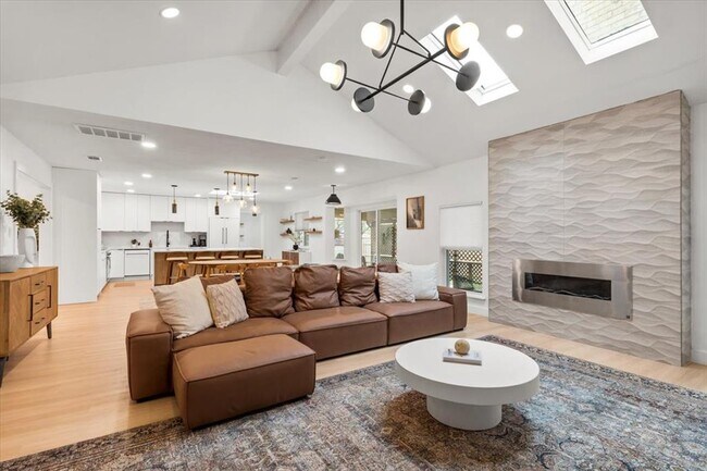Building Photo - 9005 Balcones Club Dr