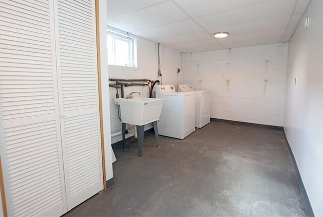 Building Photo - Charming 2 Bedroom Home in South Charleston with Beautiful Hardwood Flooring Throughout!