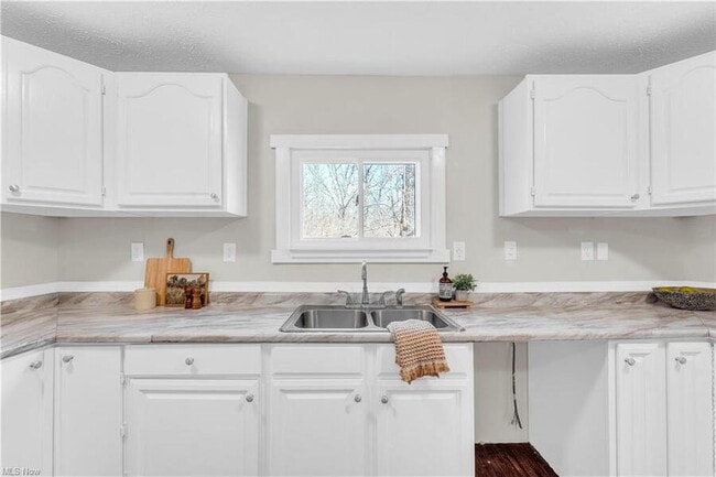 Building Photo - 4238 Laurel Rd