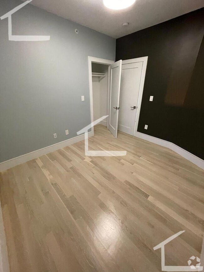 Building Photo - Huge 3 bed in Washington square