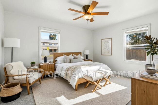 Building Photo - 1105 Thayer Dr