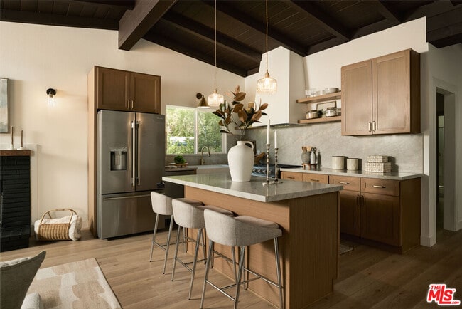 Building Photo - 885 Montecito Dr
