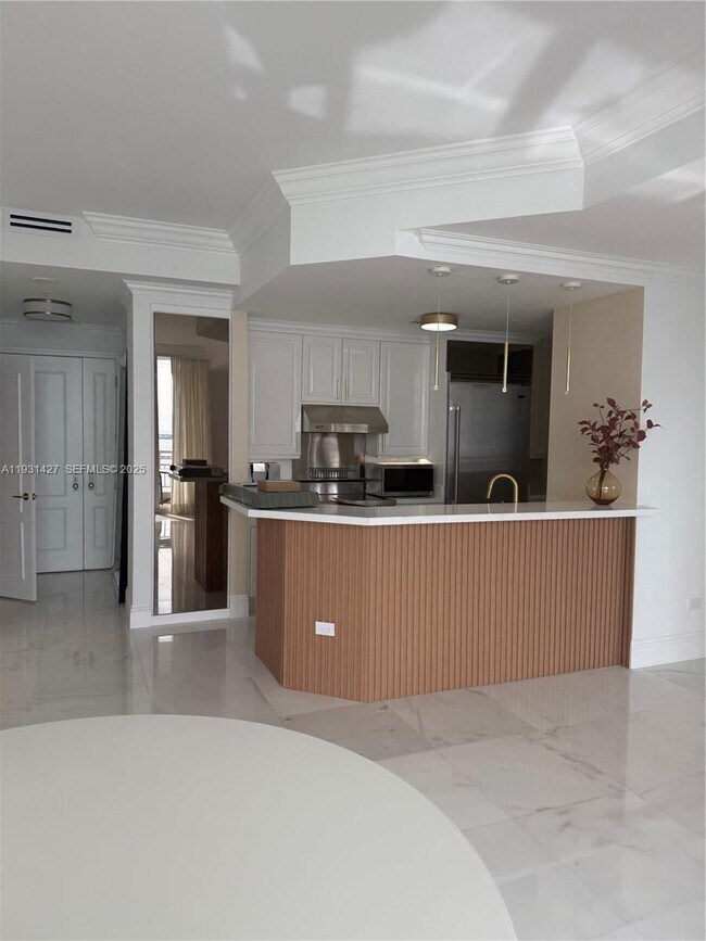 Building Photo - 848 Brickell Key Dr