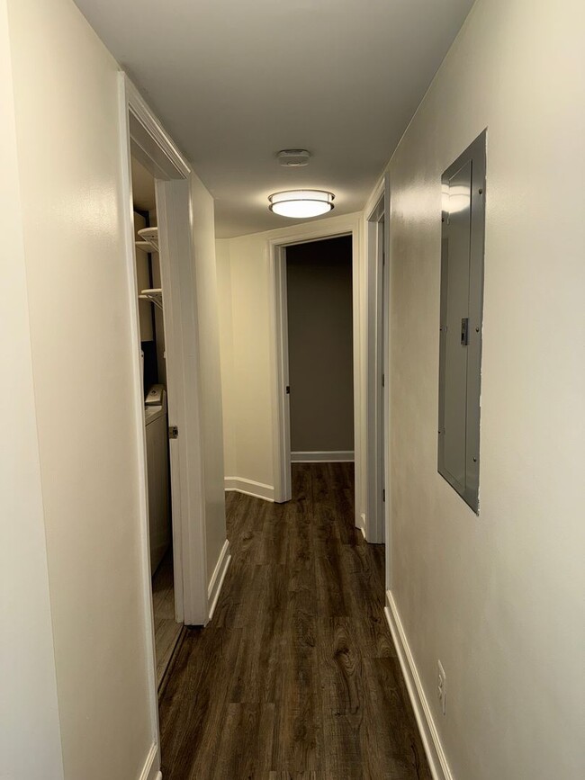Building Photo - Large, Luxurious 2 Bedroom 2 Bath at Parks...