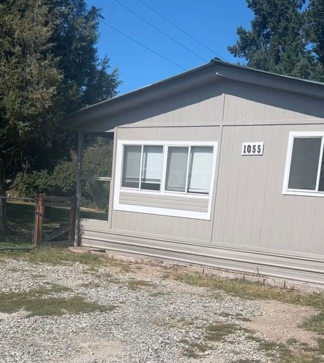 Primary Photo - Whitefish Stage Pet Friendly Three Bedroom!