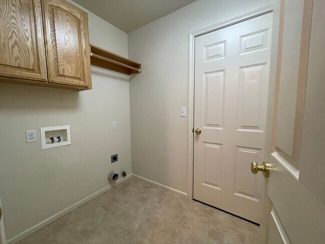 Building Photo - 205 Kit Ln