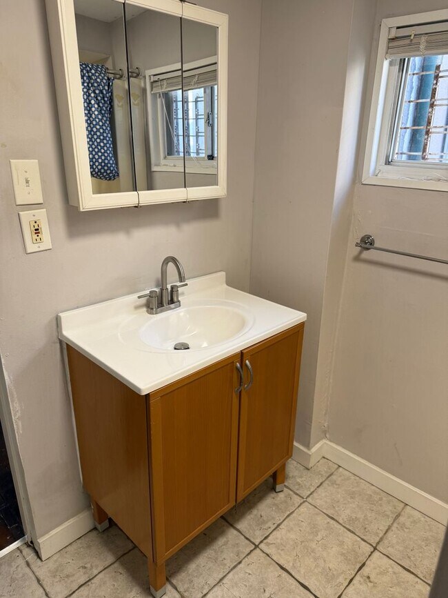 Building Photo - Charming 2 Bedroom Home in Point Breeze, South Philly