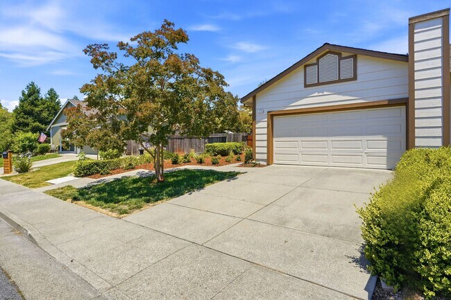 Building Photo - Remodeled 2 Bed, 2 Bath Townhouse in Petaluma's Morningstar Community