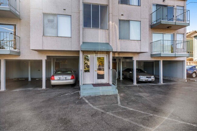 Building Photo - Spacious 1 Bedroom Apartment w/ Parking in Briercrest