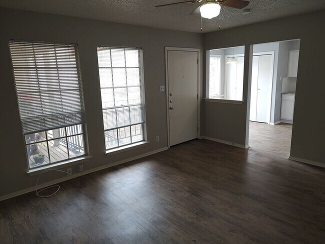 Building Photo - 1302 Hollow Creek Dr