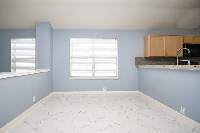 Building Photo - 6003 Baldwin Elm St