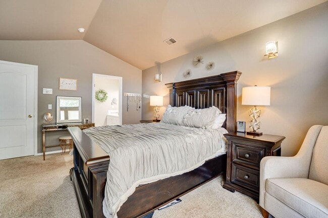 Building Photo - Spacious 4-Bedroom Home in Sought-After Lu...