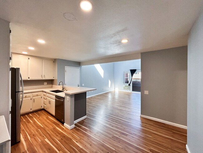 Building Photo - Beautiful 3BD/2BA W/ Reserved Parking and A/C in Allied Gardens! 12 or 18 month fixed rate lease ...