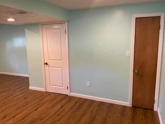 Building Photo - Spacious 3bed 3 bath Split-Level in Bethel...