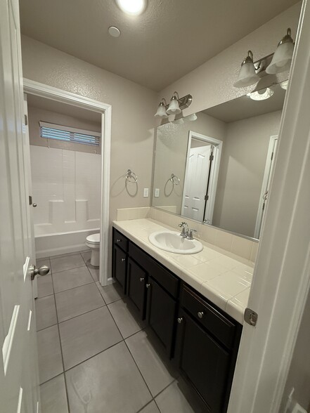 Shared bathroom - 4358 Strathmore Pl